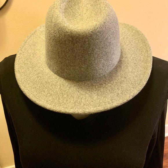 LN UNIVERSAL THREAD HAT 3” BRIM. 13” L x 12”W. 100% POLYESTER. - Picture 12 of 13
